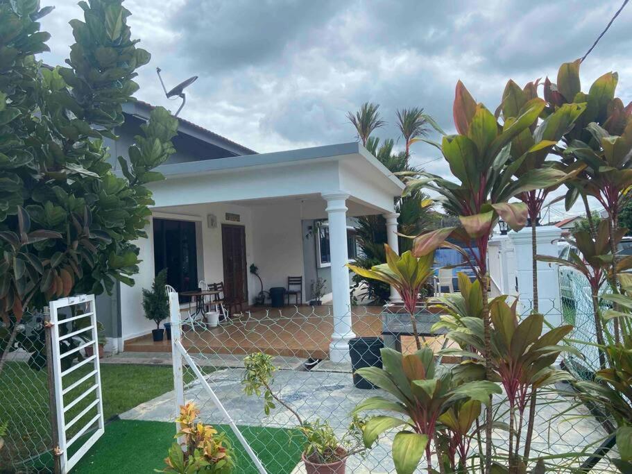 Melaka Beach Villa Екстериор снимка